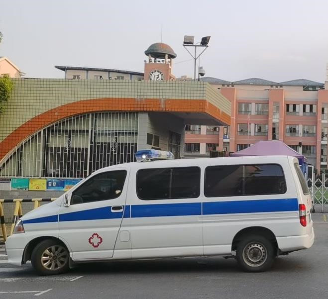 岭口镇救护车出租护送骨折病人一公里多少钱